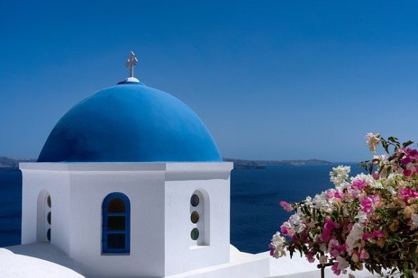 Eine Kapelle auf Santorini als Symbolbild.