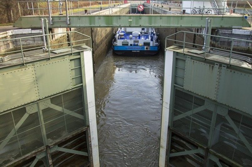 Eine Schleuse mit einfahrendem Schiff als Symbolbild.