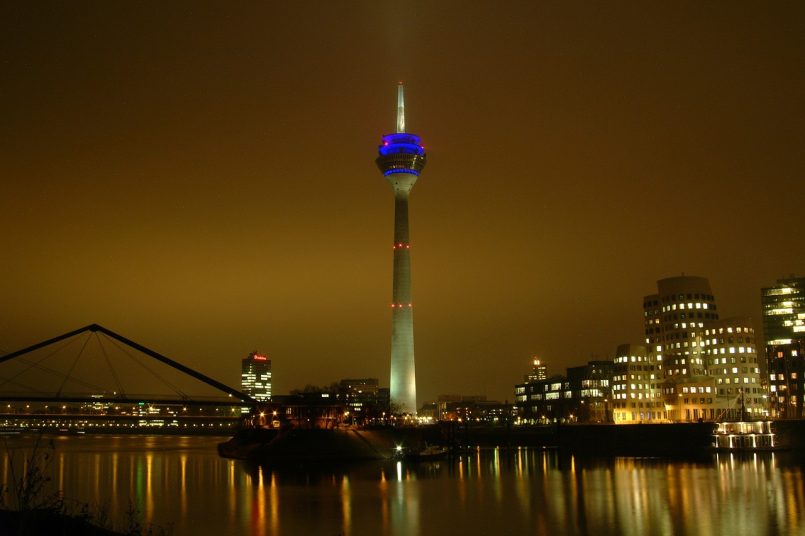 Der Düsseldorfer Hafen am Abend.