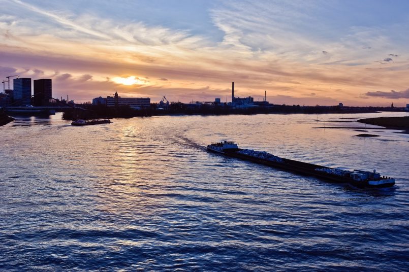 Symbolbild: Die Skyline von Düsseldorf mit Frachtschiff auf dem Rhein.