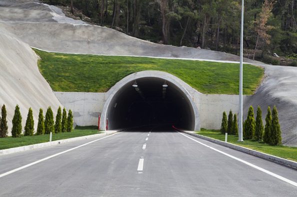 Eine Tunneleinfahrt aus Beton