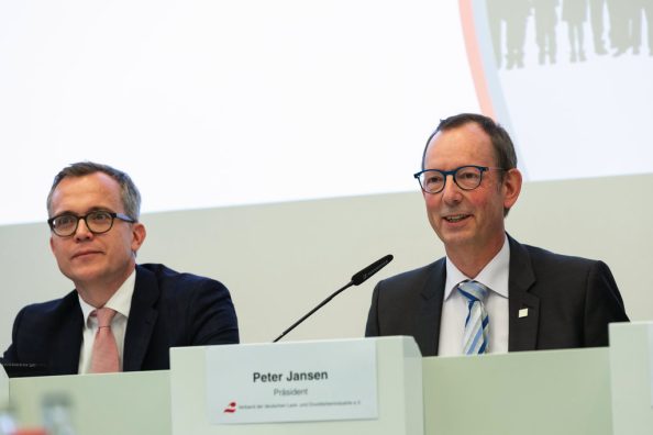 Präsentierten die aktuellen Wirtschaftszahlen der 200 Lack-und Druckfarbenhersteller. Präsident Peter Jansen (rechts) und Hauptgeschäftsführer Dr. Martin Engelmann. Quelle: VdL