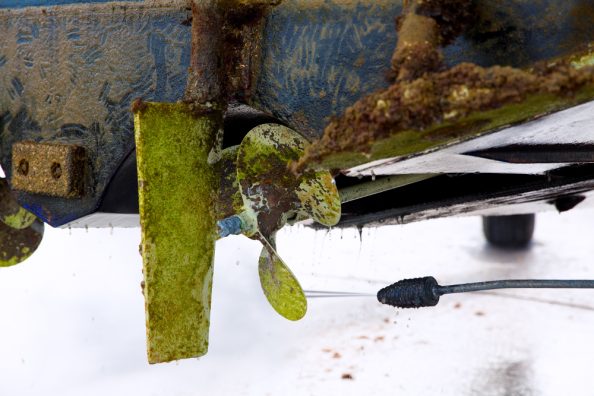 Schiffsschraube mit Rost und grünen Algen.