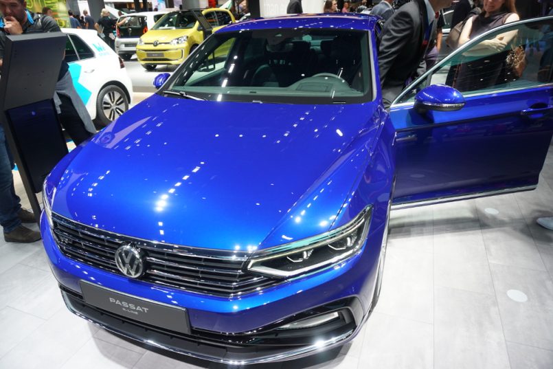 Blaues Auto von VW auf einer Messe.