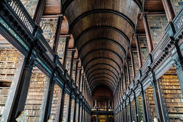 Ein Foto der historischen Bibliothek von Dublin als Beispielbild.