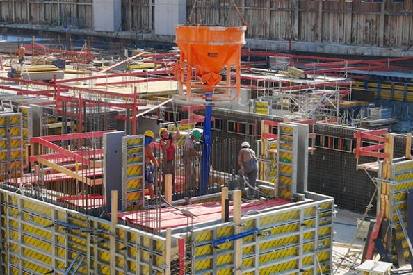 Auf einer Baustelle wird Beton gegossen.