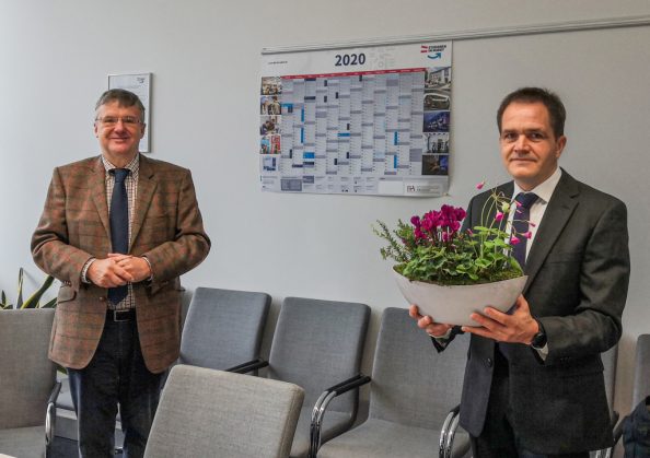 Dr. Detlef Krug (rechts) ist mit dem Titel Honorarprofessor der Berufsakademie Sachsen geehrt worden; Quelle: IHD Dresden.