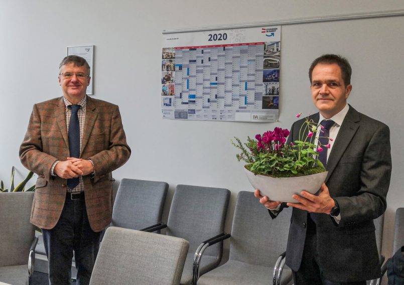 Dr. Detlef Krug (rechts) ist mit dem Titel Honorarprofessor der Berufsakademie Sachsen geehrt worden; Quelle: IHD Dresden.