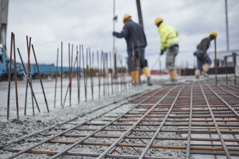 Gitternetz auf dem Boden einer Baustelle.