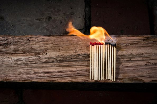 Streichhölzer auf Holz als Symbol.