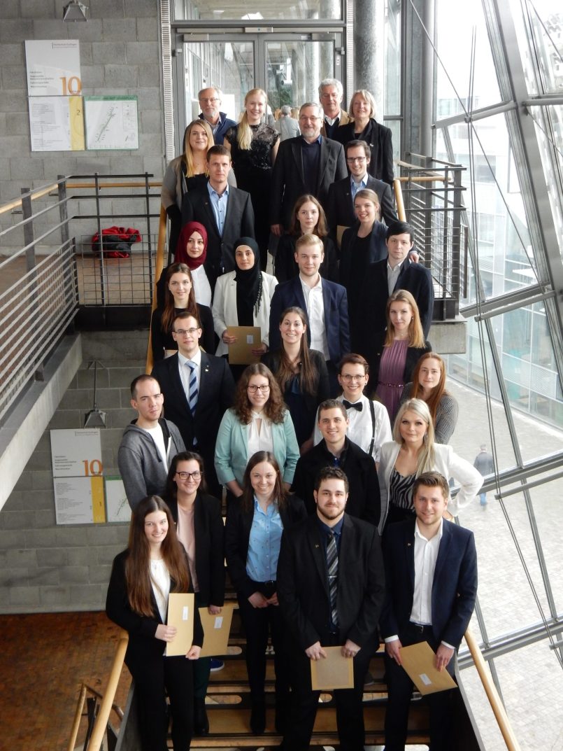 Gruppenfoto mit Absolventinnen und Absolventen der Hochschule Esslingen; Quelle: Hochschule Esslingen.