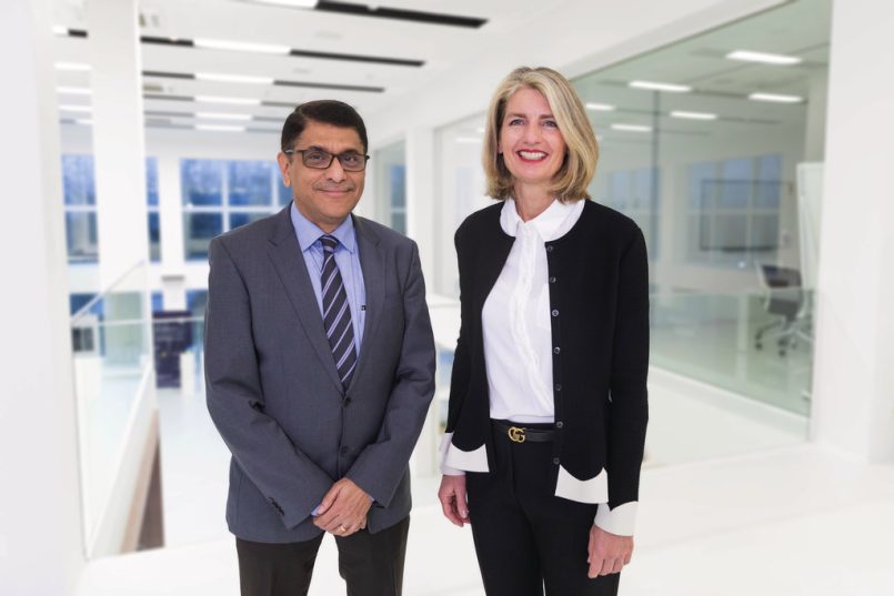 Staffelübergabe: Dipak Mane und Irene Mark-Eisenring; Quelle: Bühler Group.