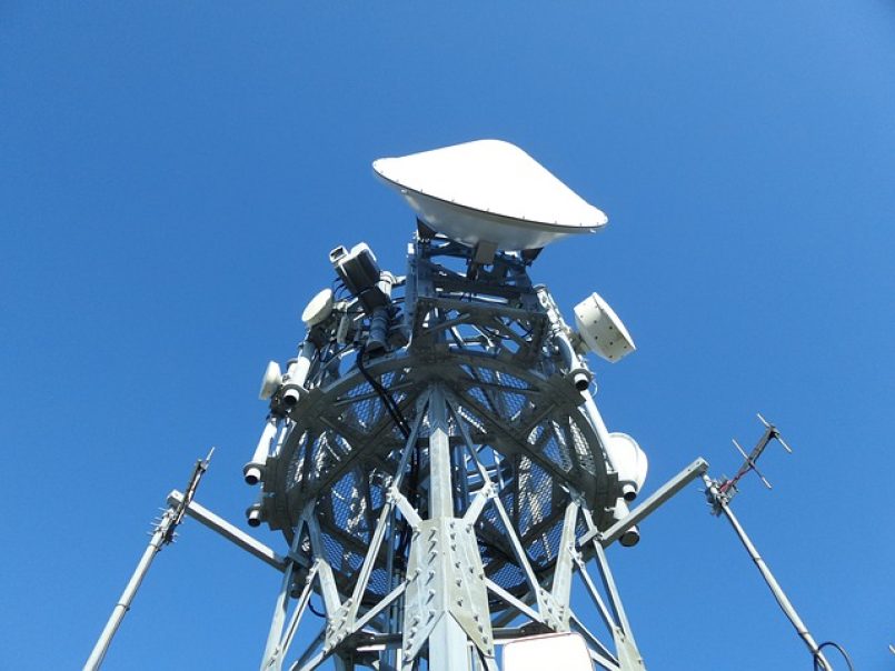 Ein Fernmeldeturm mit einer Vielzahl von Parabolantennen für Mikrowellenrelais.