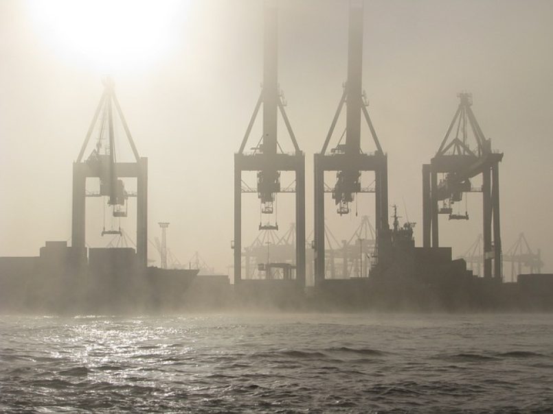 Ein Hafen im Nebel als Symbolbild.