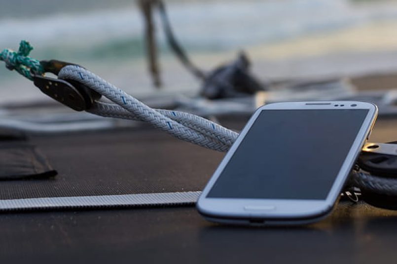 Ein Smartphone liegt auf einem Boot