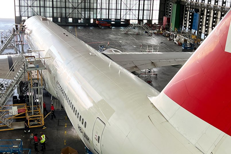 Ein Bild des Flugzeugs im Hangar.