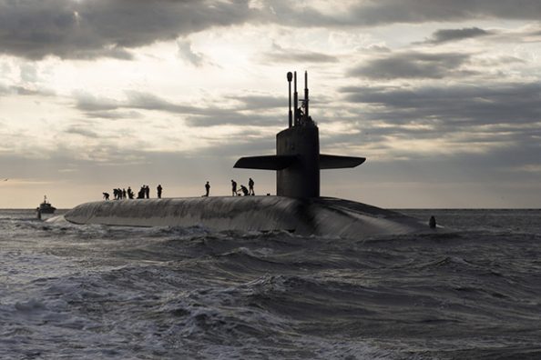 Ein aufgetauchtes Unterseeboot im Sonnenuntergang.