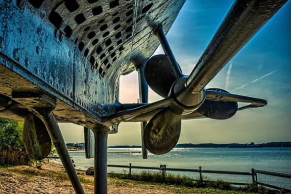 Der Rumpf eines Schiffes in einem Dock.