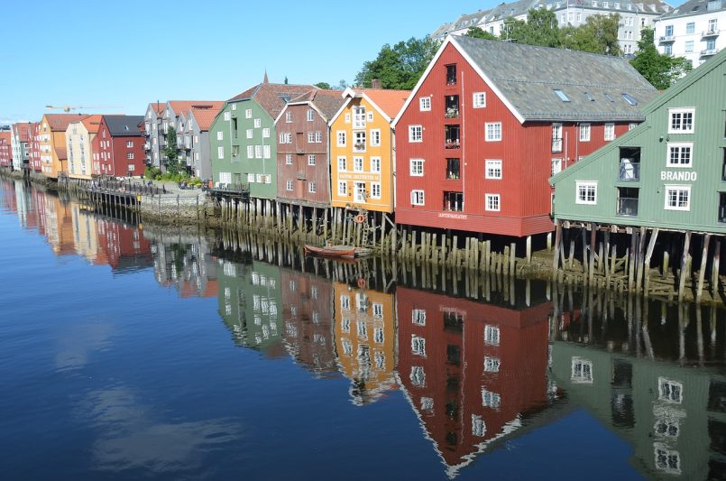 Symbolbild: Häuser am Fjord in Trondheim mit verschiedenfarbigen anstrichen.