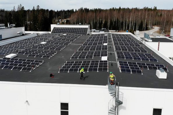 Ein Foto der Solar-Paneele auf der Dach der Teknos-Fabrik.