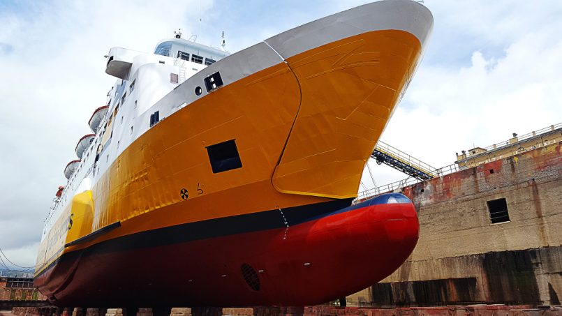 Gelbes Schiff auf einem Trockendock.