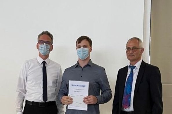 Der BASF-Preisträger Fabian Lober mit Schulleiter Felix Winkler (links) und Abteilungsleiter Alban Wekenmann (rechts).