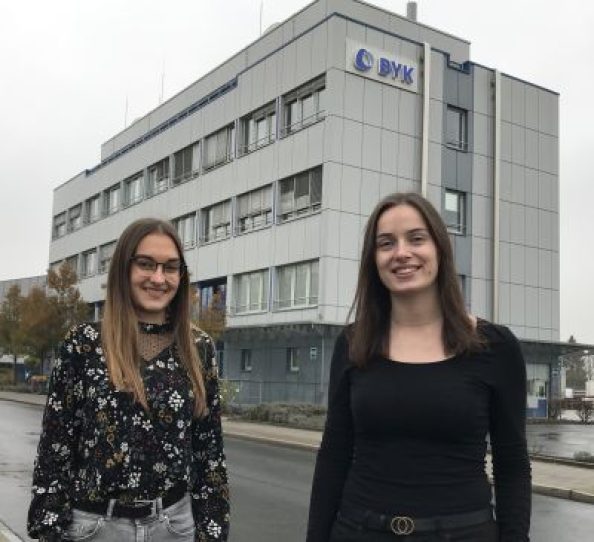 Pia Hartmann und Lena Holtermann auf dem Byk Campus in Wesel.