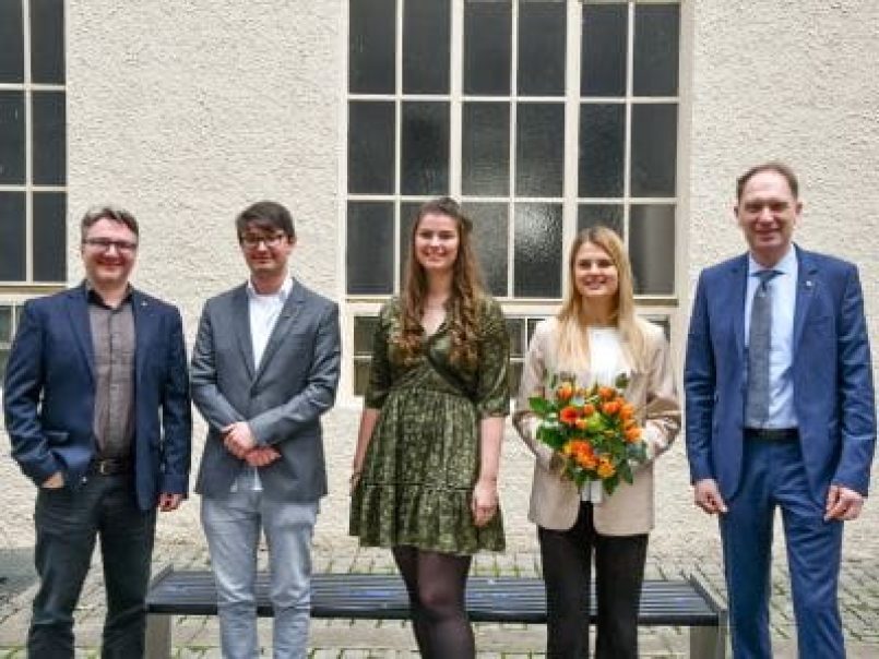 Studiengangleiter Prof. Markus Schackmann (links) und Dekan Prof. Wilhelm Buckermann (rechts) mit den Preisträgern Kimon Schmidt